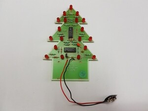 SK1175-SAMLET Færdigsamlet Juletræ med løbelys Juletræ med 19 røde lysdioder til 9 volt færdiglavet