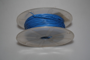 YV 0,6 MMø BLUE/WHITE Monteringstråd 0,28mm² 1m. BLÅ/HVID