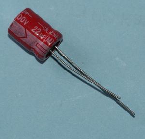 CSHT0022/100-P3,5 El-Capacitor 22µF/100V-P3,5-8X9