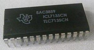 ICL7135CPIZ 4 1/2 Digit, BCD Output, A/D Converter DIP-28